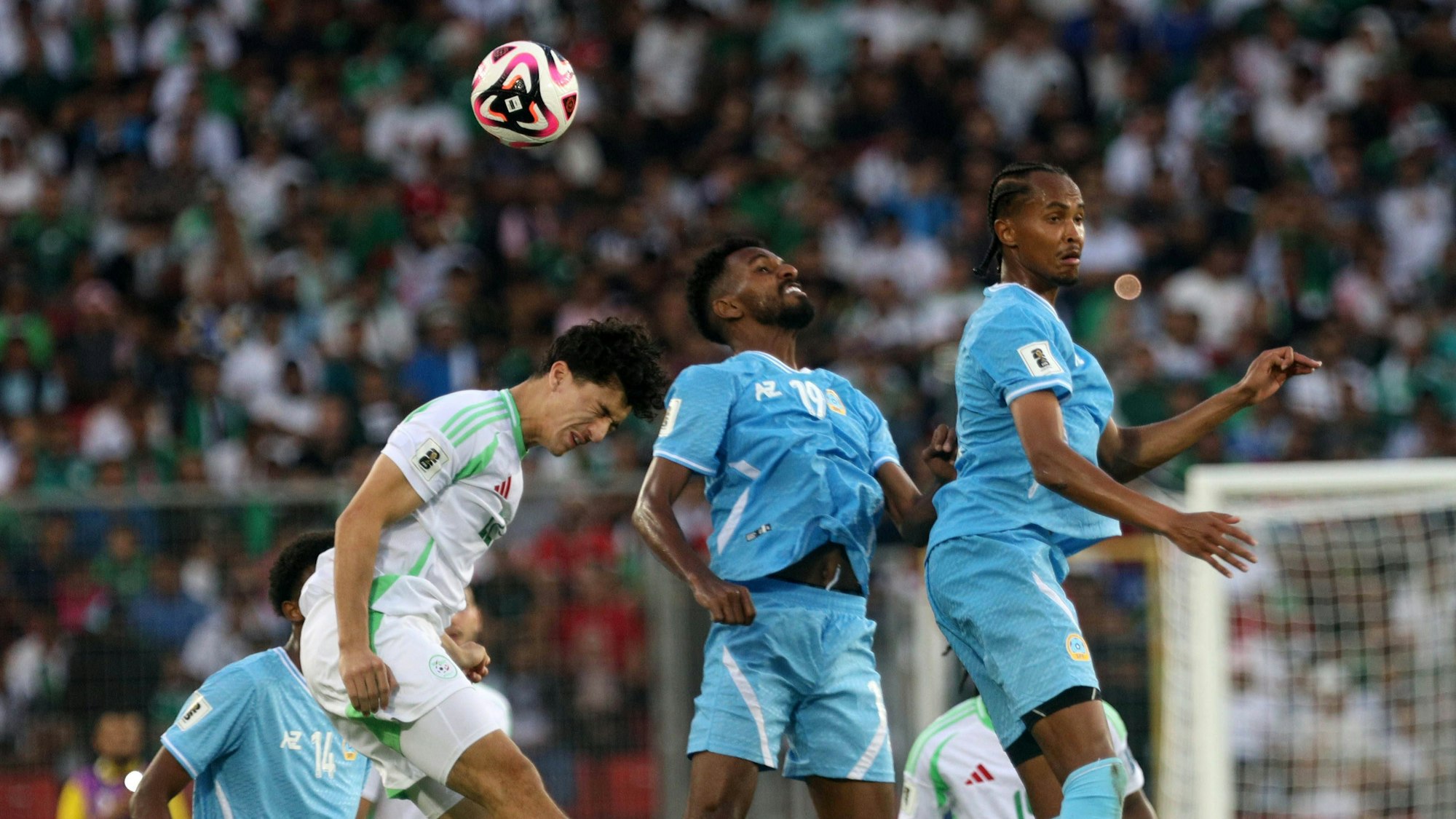 Algerie vs la Somalie qualification pour la Coupe du Monde de la Le joueur Algerien Ibrahim Maza L en action, lors du match de football des eliminatoires de la Coupe du Monde de la FIFA 2026 entre la Somalie et l Algerie a Oran, Algerie, le 09 octobre 2025 Photo By Billel Bensalem / APP oran Algerie Copyright: xAPPxAlgeriexPressxPhotosxBillelxBensalemx/xAPPx IMG_3349