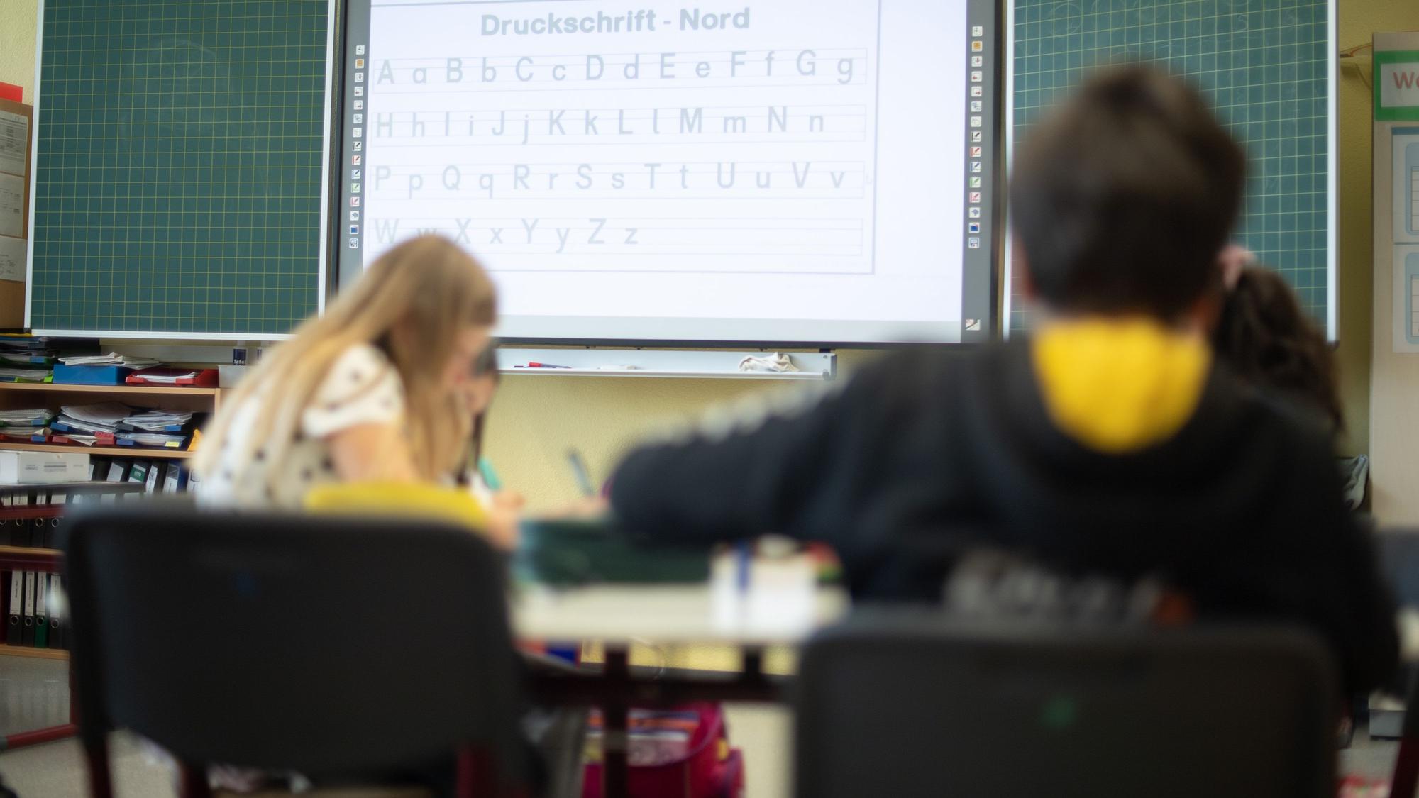 Die Leistungen der Schülerinnen und Schüler in Mathe und Naturwissenschaften sind gesunken (Symbolbild eines Klassenraums).