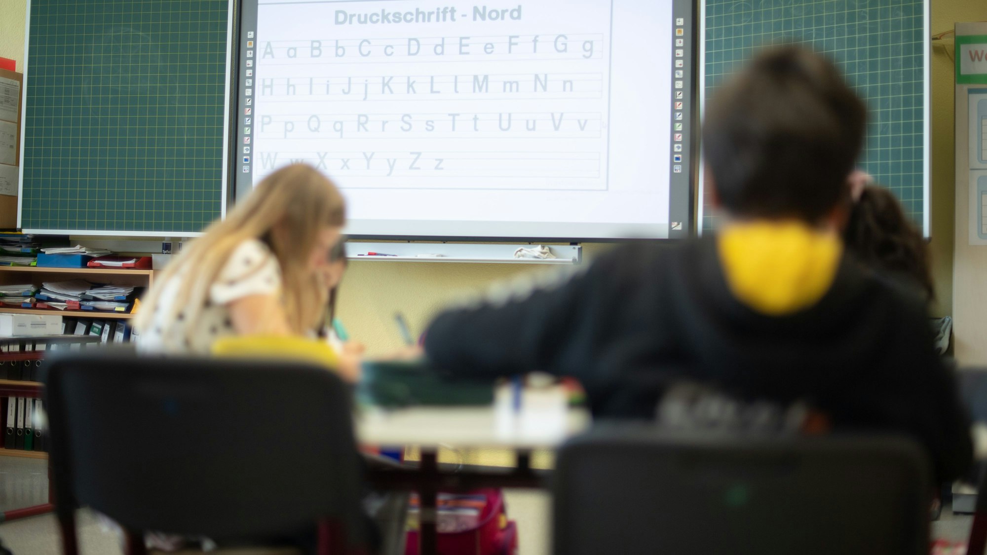 Die Leistungen der Schülerinnen und Schüler in Mathe und Naturwissenschaften sind gesunken (Symbolbild eines Klassenraums).