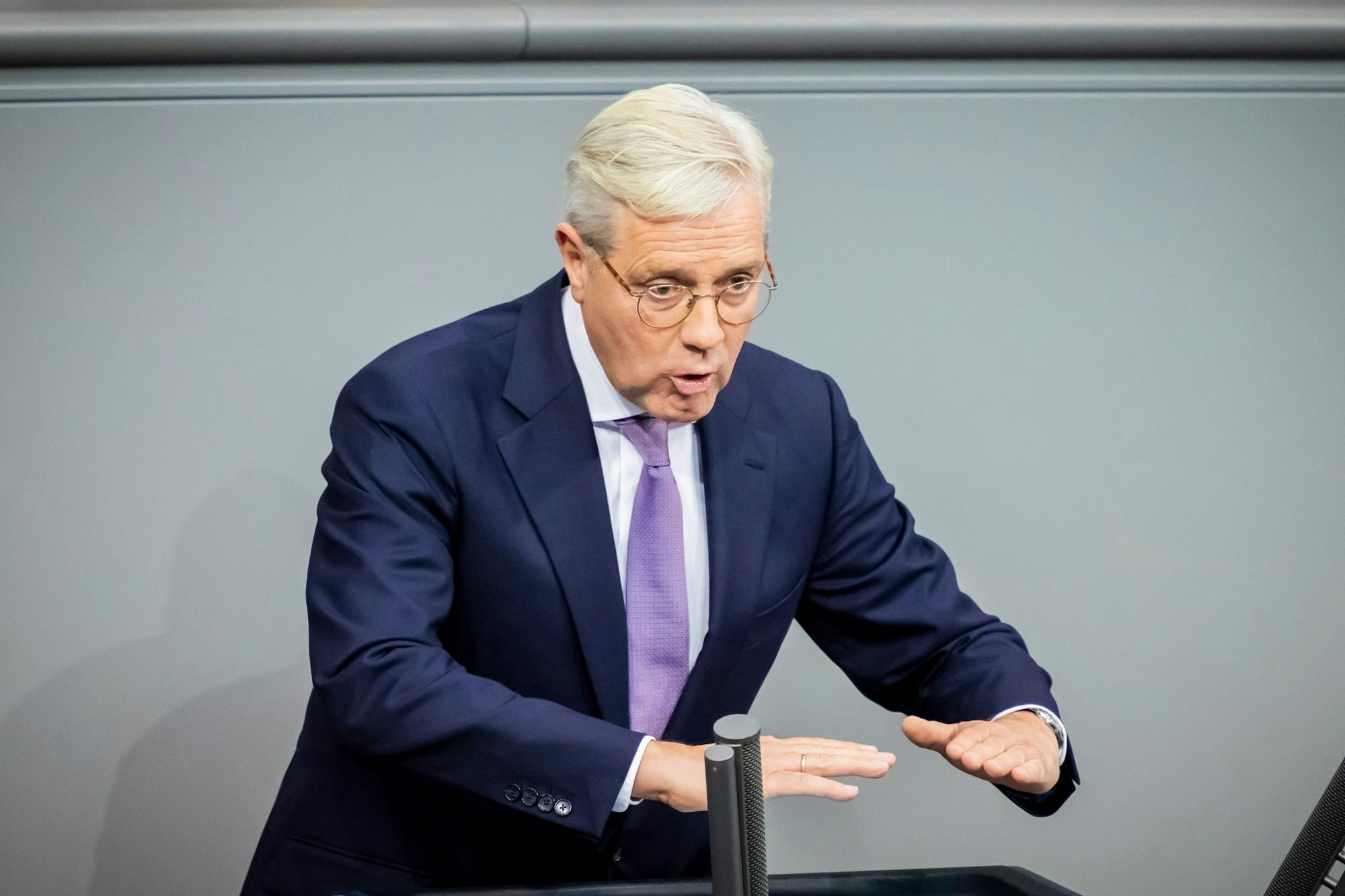 Unionsfraktionsvize Norbert Röttgen (CDU) verteidigt den Vorschlag für ein Zufallsverfahren zur möglichen Auswahl von Wehrdienstleistenden.