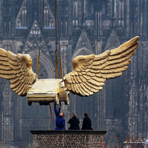 2013: Nach einer Restaurierung landet das Flügelauto wieder auf dem Zeughaus.
