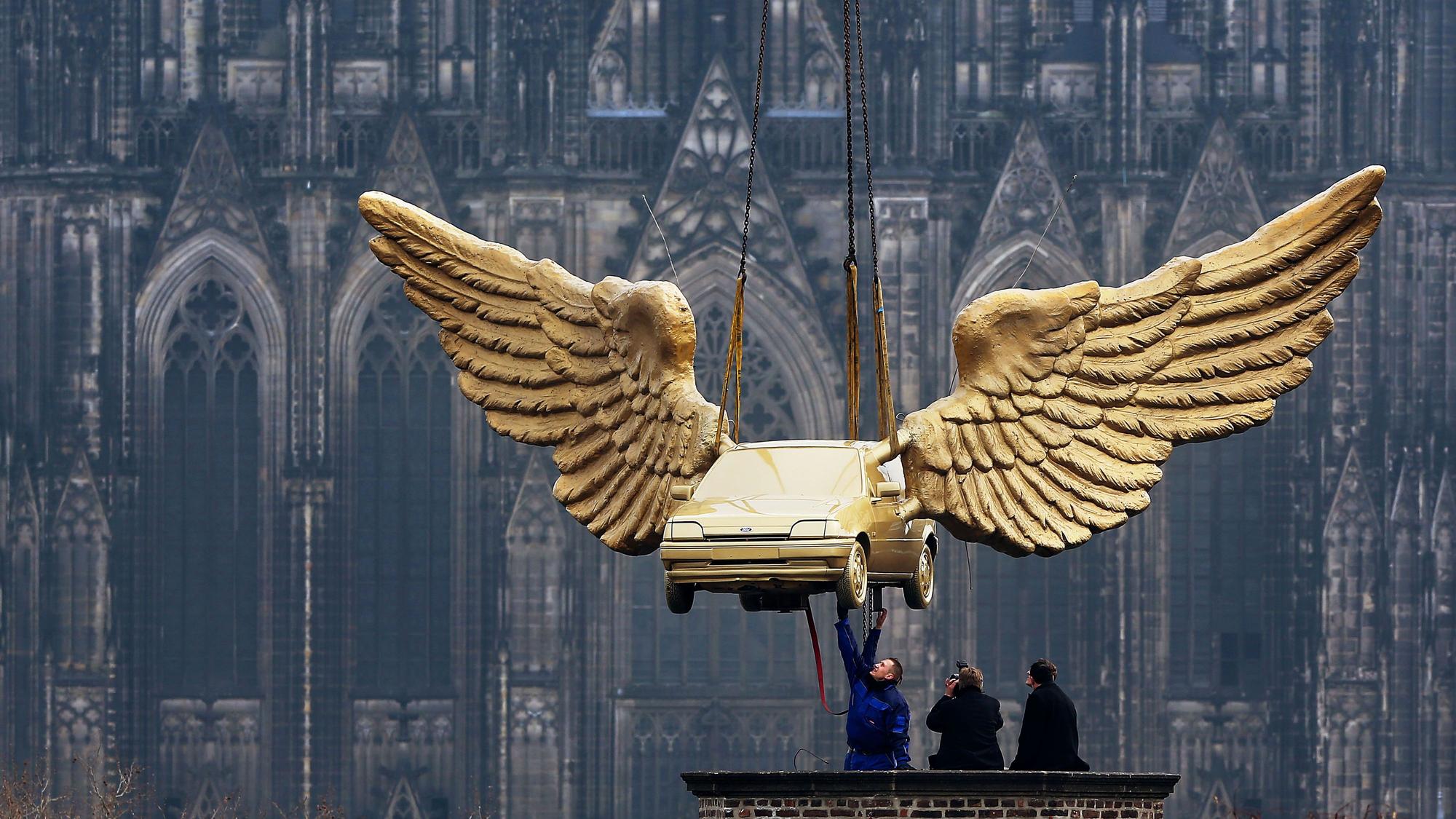 2013: Nach einer Restaurierung landet das Flügelauto wieder auf dem Zeughaus.