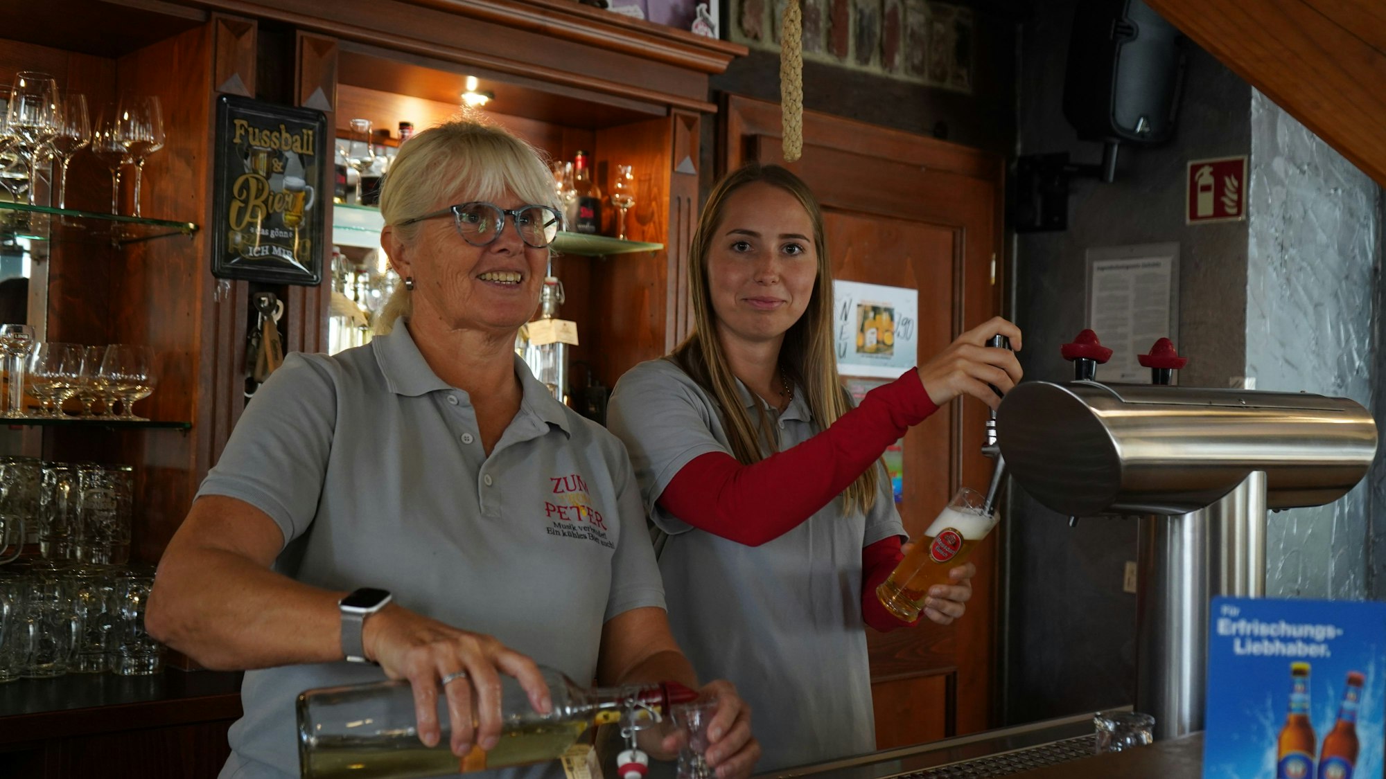 Das Foto zeigt zwei Frauen hinter der Theke.