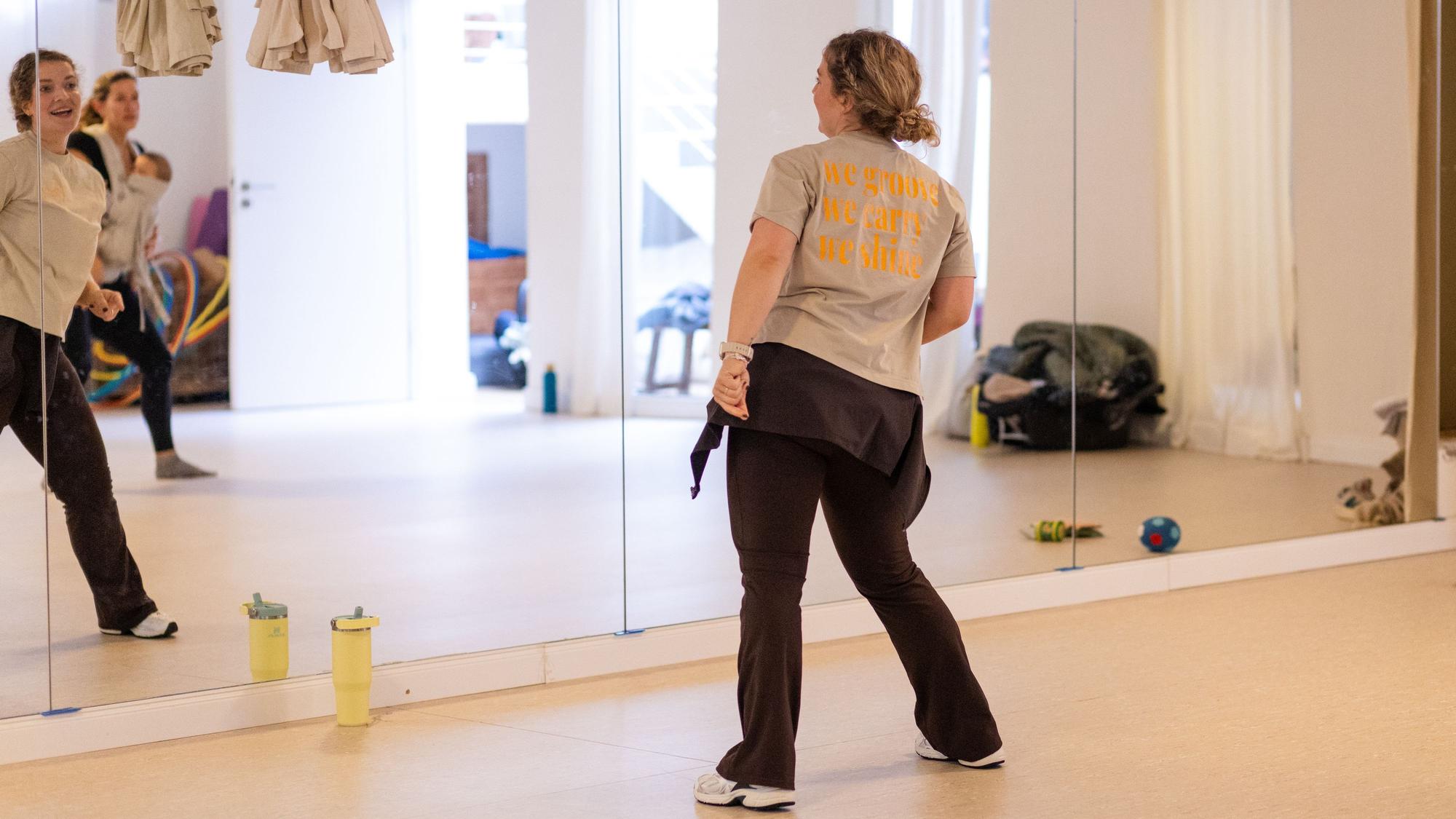 „We groove, we carry, we shine“ – Wir grooven, wir tragen, wir strahlen: Carolin Schwope trägt ihr Motto auf dem Rücken.