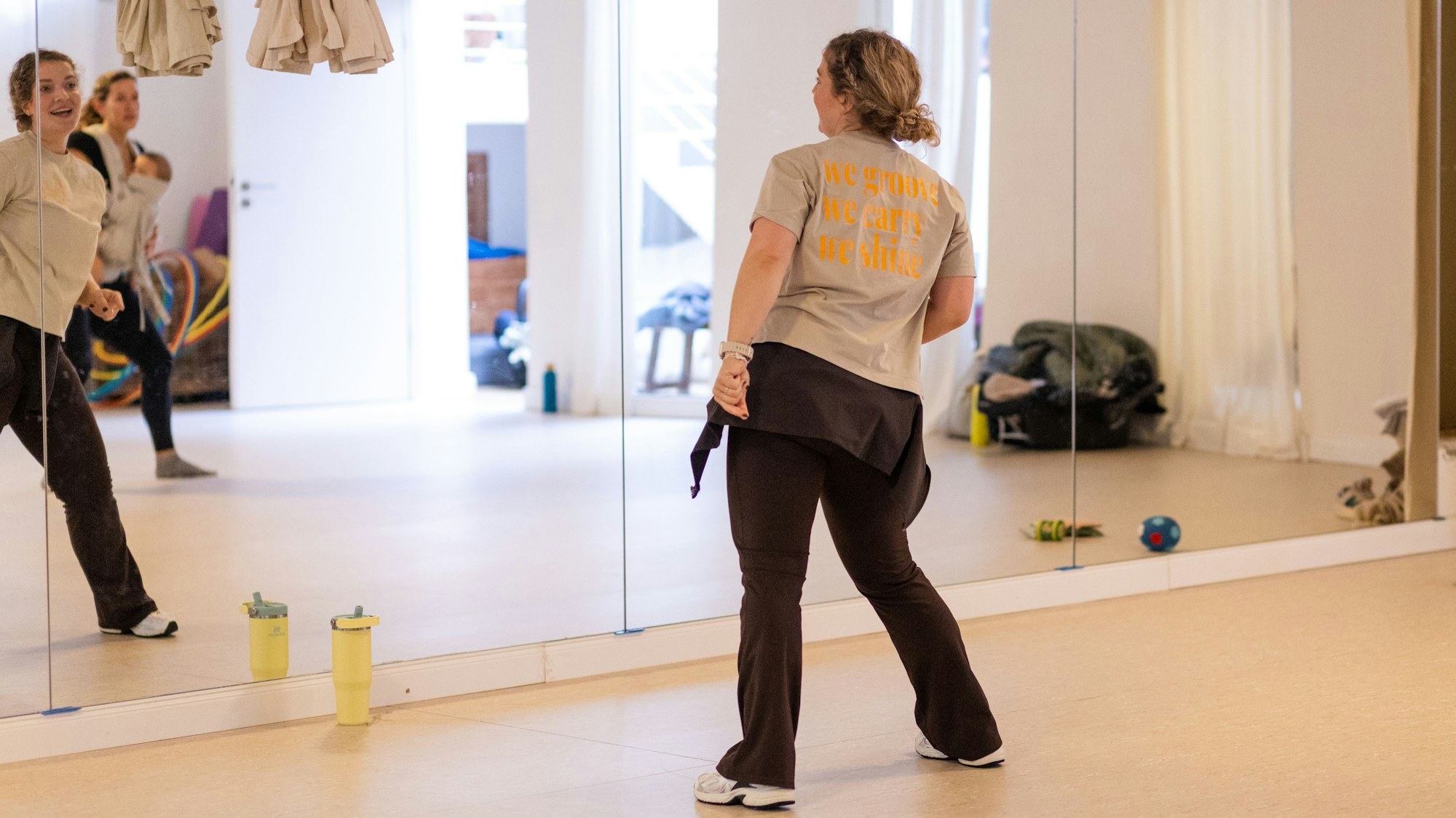 „We groove, we carry, we shine“ – Wir grooven, wir tragen, wir strahlen: Carolin Schwope trägt ihr Motto auf dem Rücken.