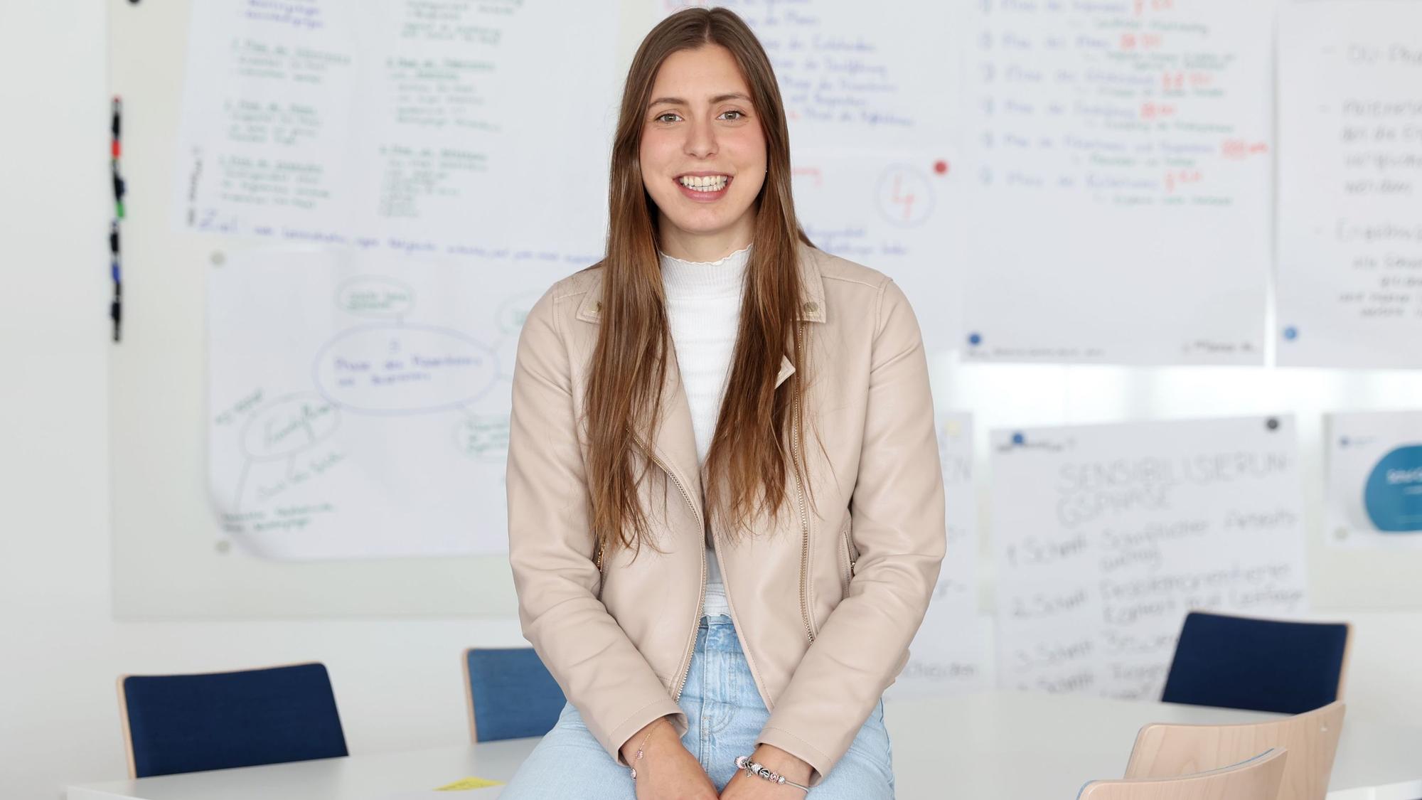 25.08.2025
Köln:
Pflegenotstand - und nun? Auszubildende, die an der Uniklink gerade ihre Ausbildung zur Pflegefachkraft gestartet haben, haben sich intensiv mit ihrem Berufsbild beschäftigt und erzählen davon. Warum haben sie selbst den Beruf gewählt und was sagen andere darüber. Dazu aktuelle Zahlen von IT NRW.
Laura Dills
Foto: Martina Goyert