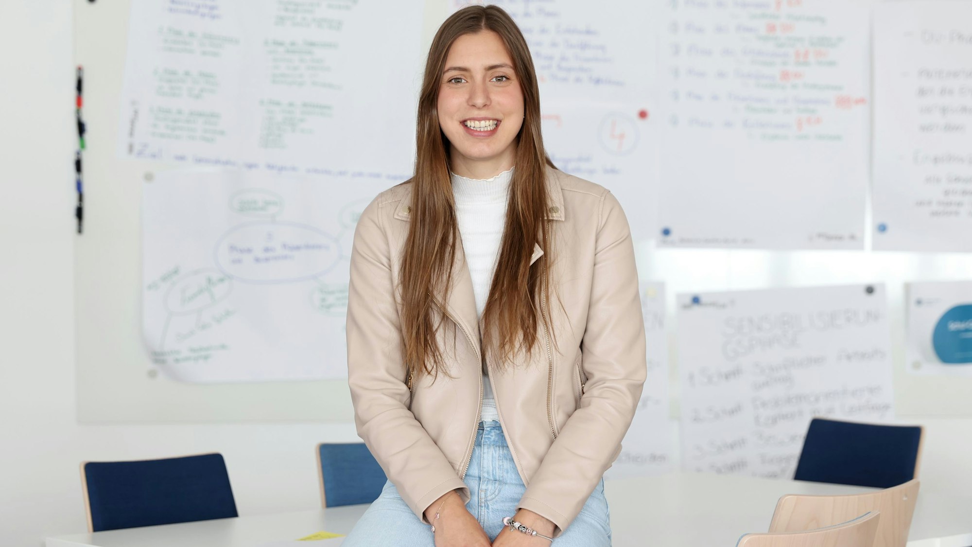 25.08.2025
Köln:
Pflegenotstand - und nun? Auszubildende, die an der Uniklink gerade ihre Ausbildung zur Pflegefachkraft gestartet haben, haben sich intensiv mit ihrem Berufsbild beschäftigt und erzählen davon. Warum haben sie selbst den Beruf gewählt und was sagen andere darüber. Dazu aktuelle Zahlen von IT NRW.
Laura Dills
Foto: Martina Goyert