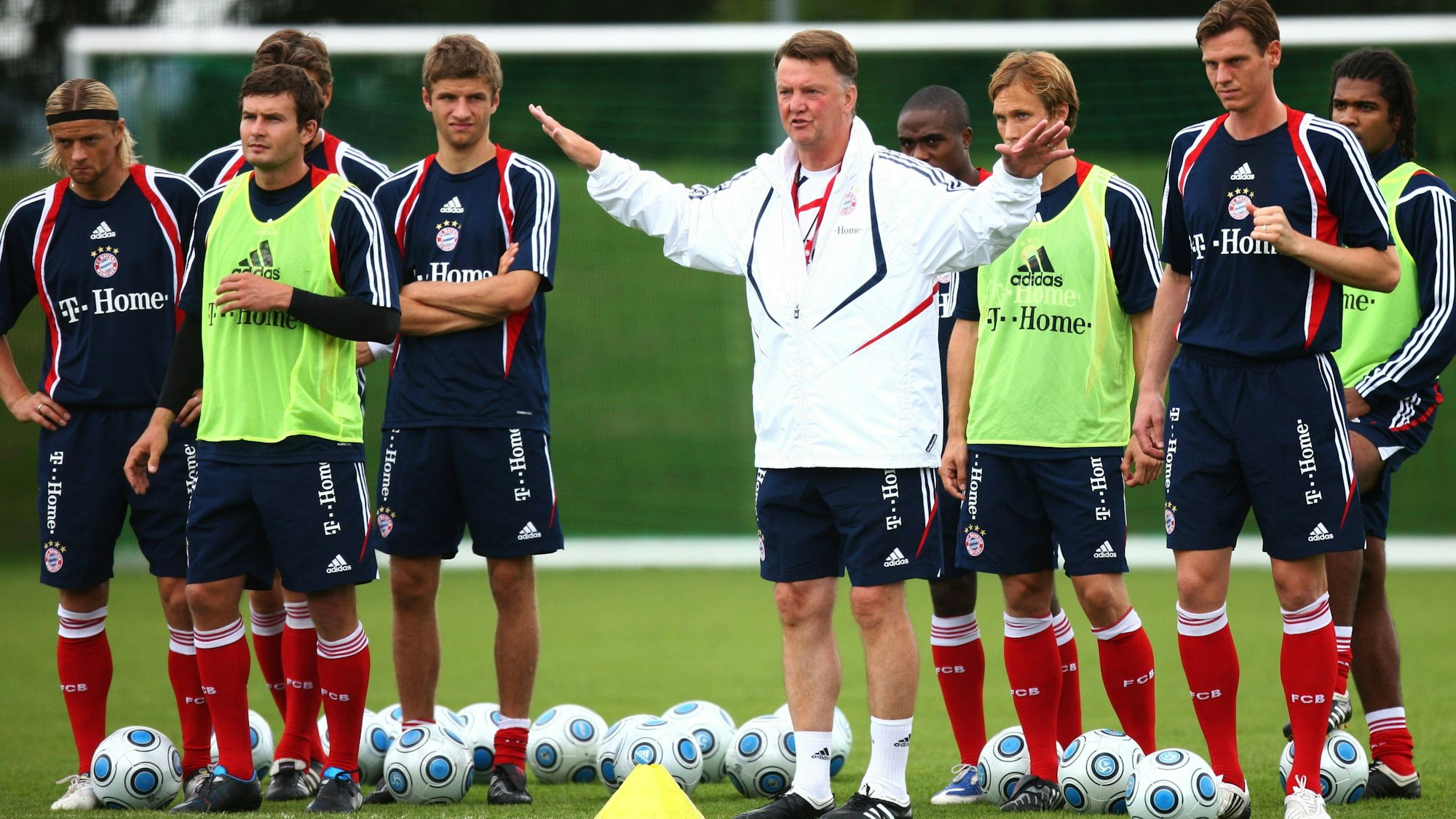 Louis van Gaal gestikuliert beim Bayern-Training.