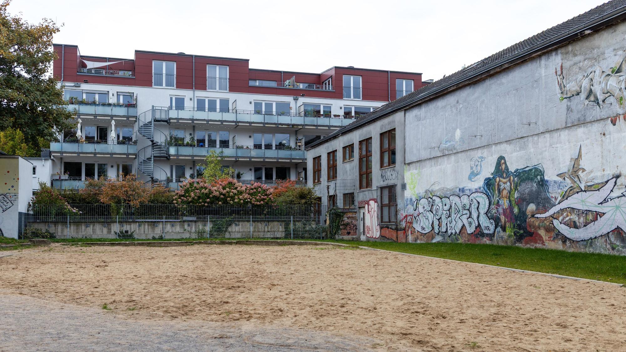 Eine große Fläche mit Sand gefüllt.