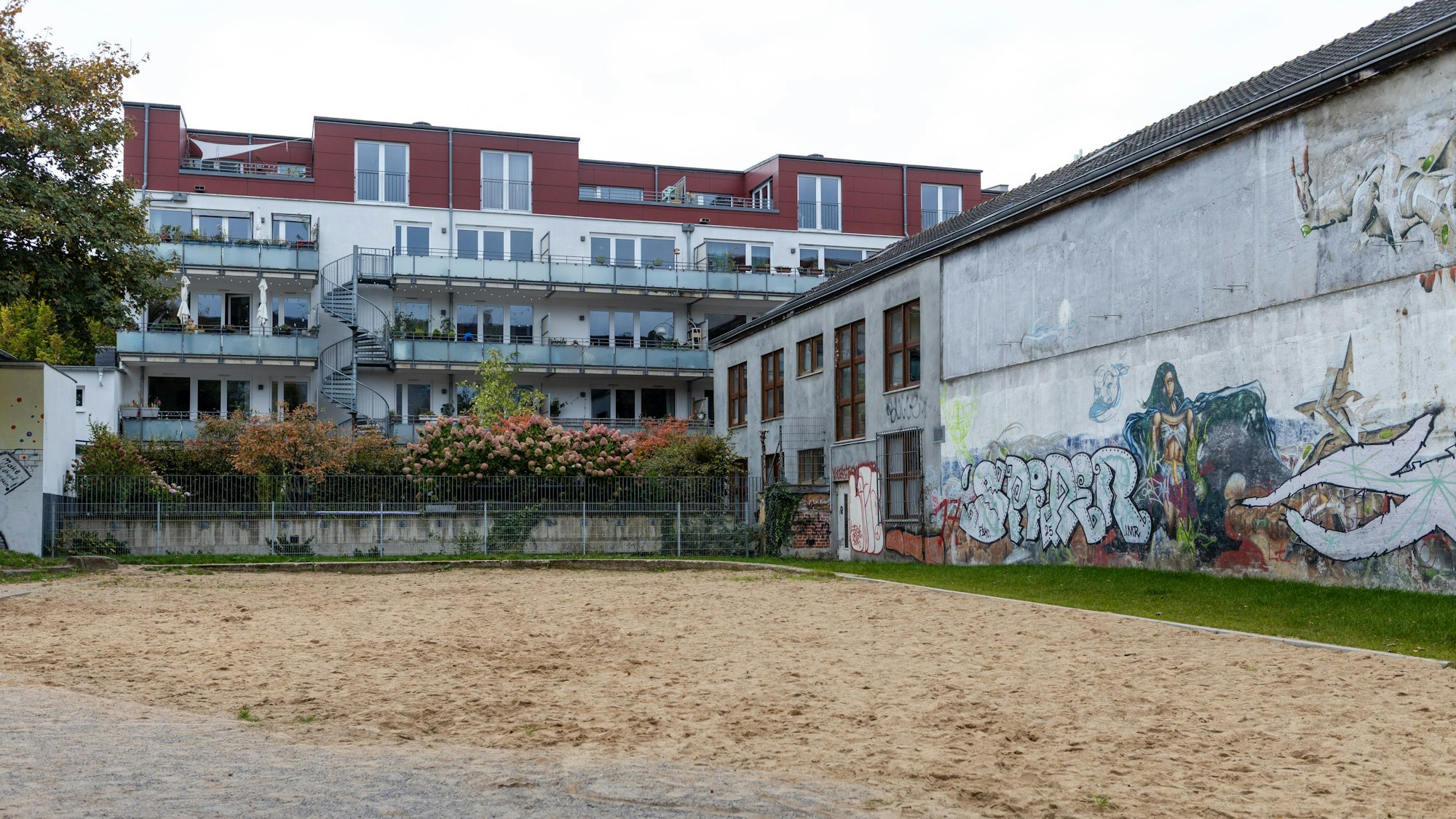 Eine große Fläche mit Sand gefüllt.