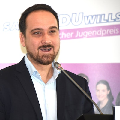 Thomas Pardeller spricht in ein Mikro.