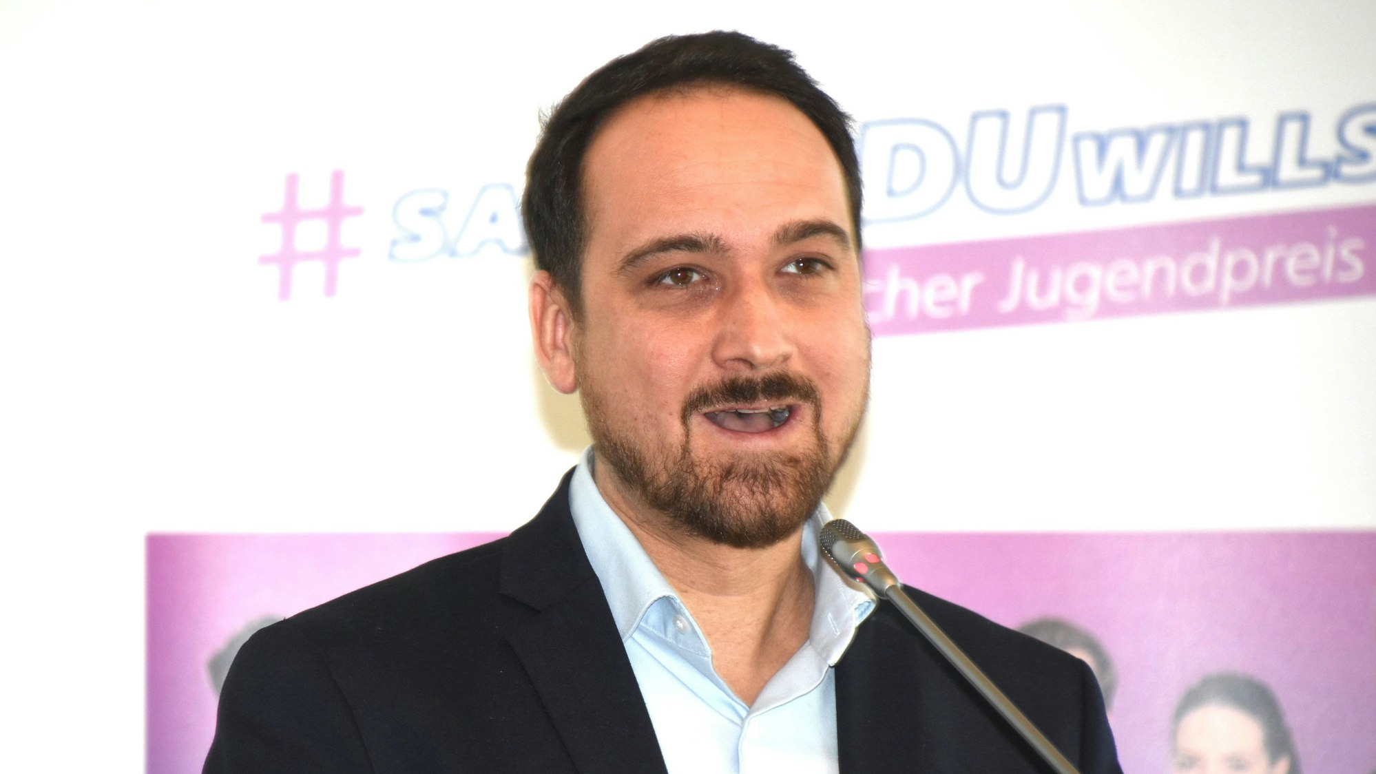 Thomas Pardeller spricht in ein Mikro.