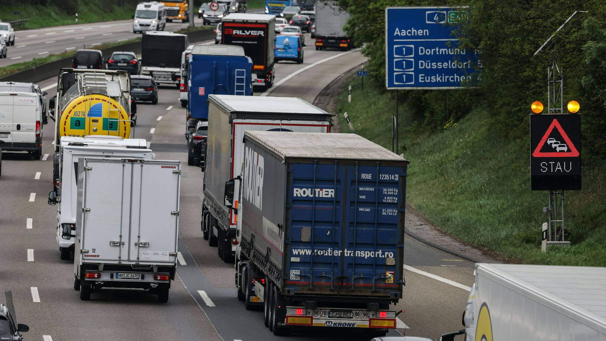 Fahrzeuge stehen auf dem Kölner Ring (A4) an einer Baustelle in einem Stau. (