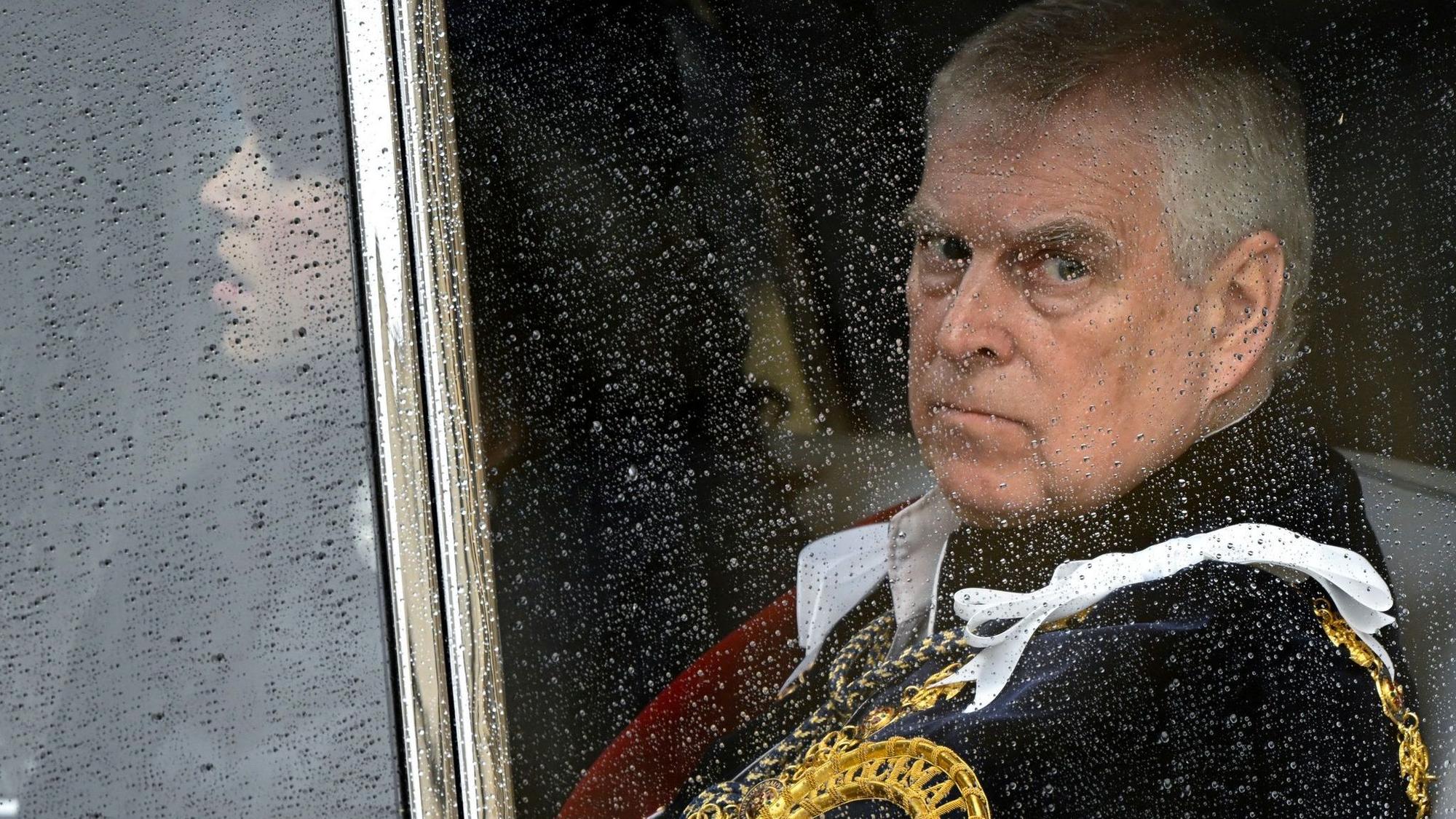Prinz Andrew sitzt in einem Auto.