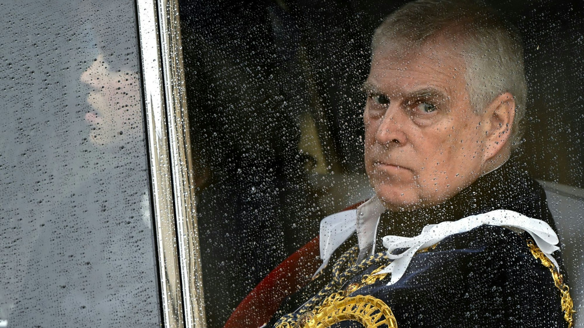 Prinz Andrew sitzt in einem Auto.
