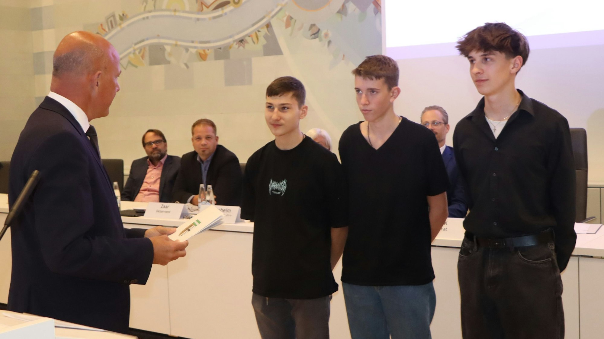 Das Bild zeigt Luca Siepe, Joschua Orth und Marcin Kadysz und Landrat Frank Rock.