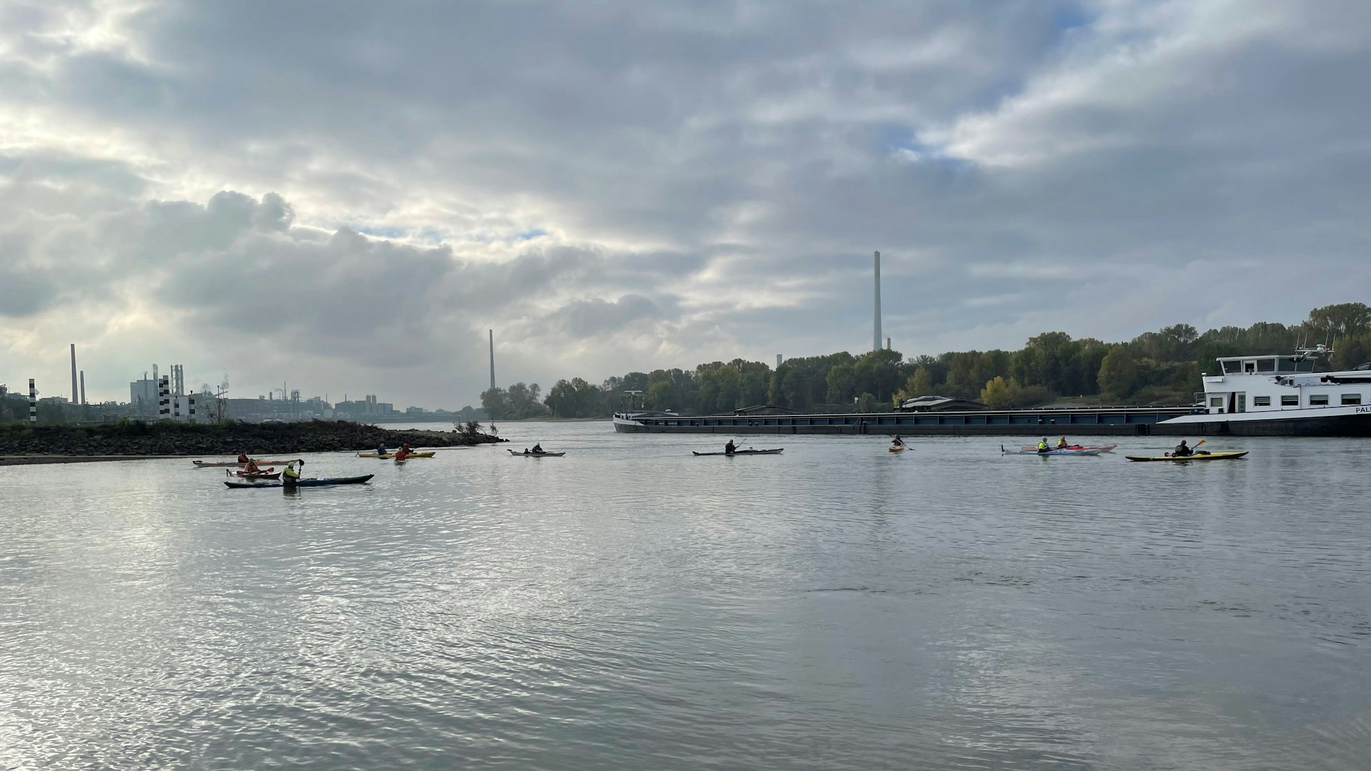 Die Kanuten des TID machen sich vom Leverkusener Rheinufer auf nach Dormagen-Zons.