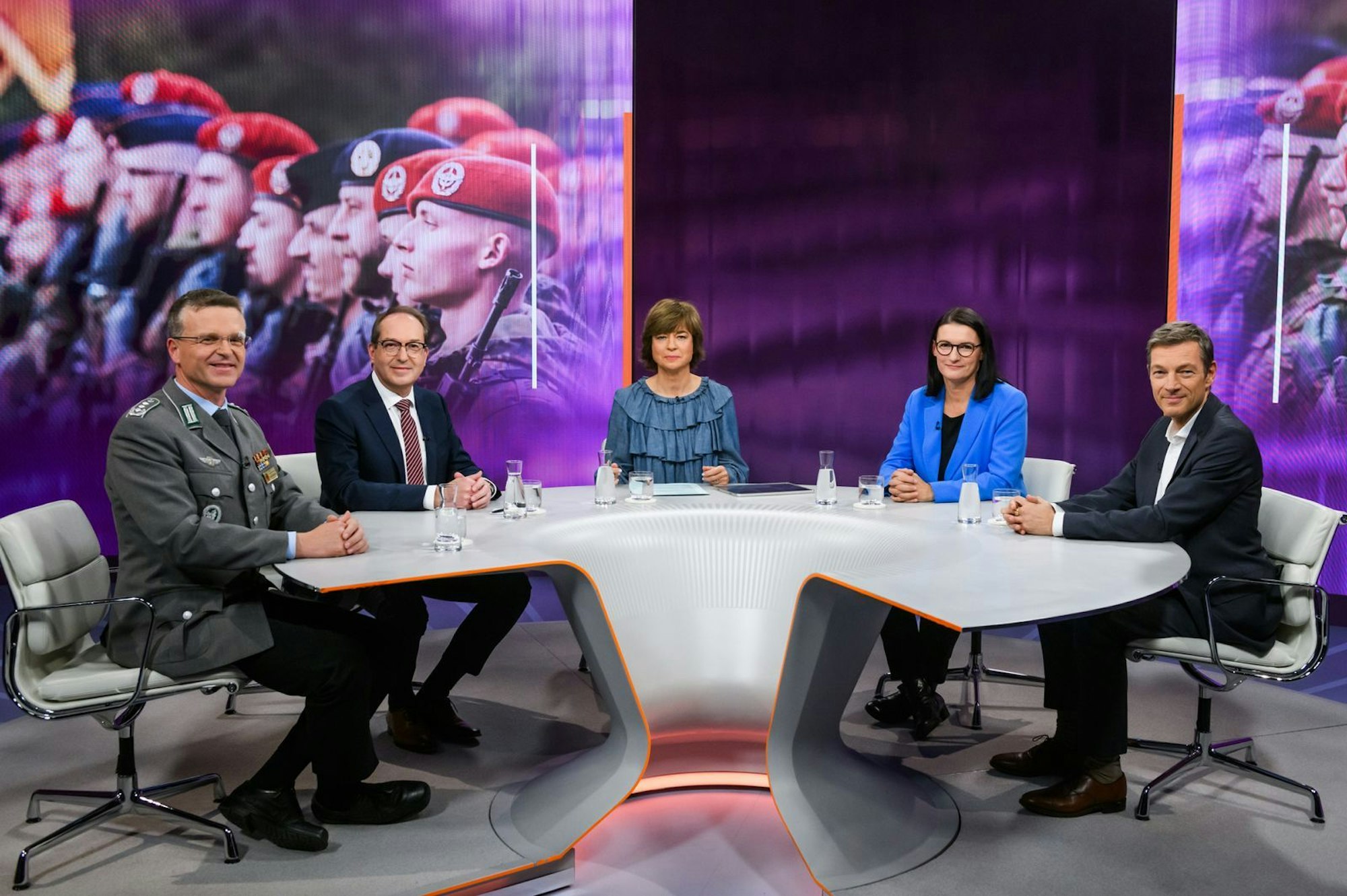 André Wüstner, Alexander Dobrindt, Irene Mihalic und Holger Stark diskutierten bei „Maybrit Illner“ über die Sicherheitslage in Deutschland und die Wehrpflicht. (Bild: ZDF/Jule Roehr )