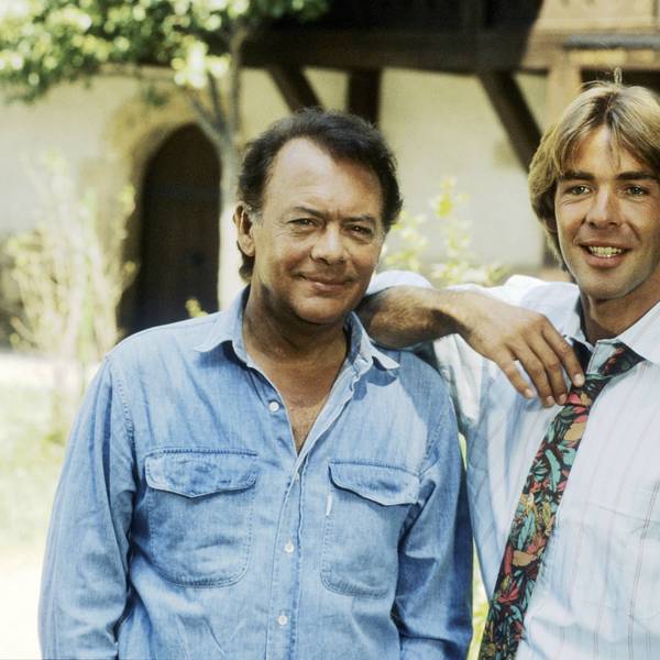 Klausjürgen Wussow (li.) und Sascha Hehn im Juli 1986 während einer Drehpause der ZDF-Serie „Die Schwarzwaldklinik“.