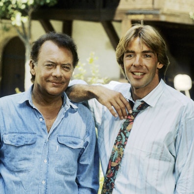 Klausjürgen Wussow (li.) und Sascha Hehn im Juli 1986 während einer Drehpause der ZDF-Serie „Die Schwarzwaldklinik“.