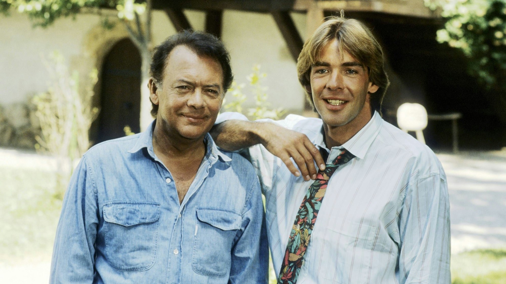 Klausjürgen Wussow (li.) und Sascha Hehn im Juli 1986 während einer Drehpause der ZDF-Serie „Die Schwarzwaldklinik“.