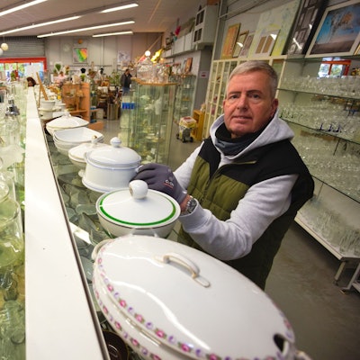 Bis er einen neuen Job gefunden hat, engagiert sich der frühere Geschäftsinhaber Thomas Braatz im Waldbröler „Kaufhaus für Alle“. Haushaltswaren Wehner, das eigene Geschäft, hat der heutige 56-Jährige im August 2025 aufgegeben.