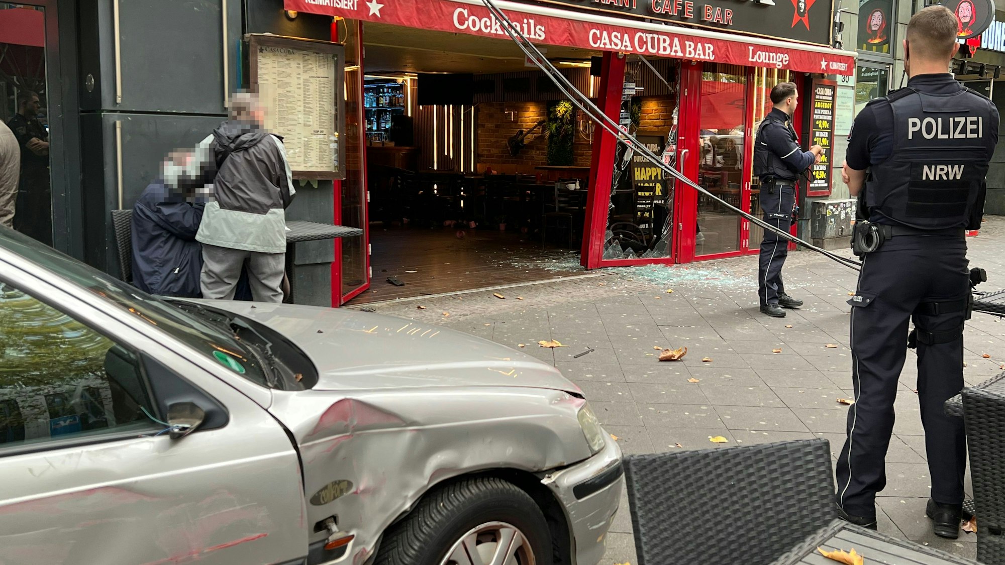 Mit diesem Honda ist ein 73-jähriger Mann in das Schaufenster des Cafés gefahren.