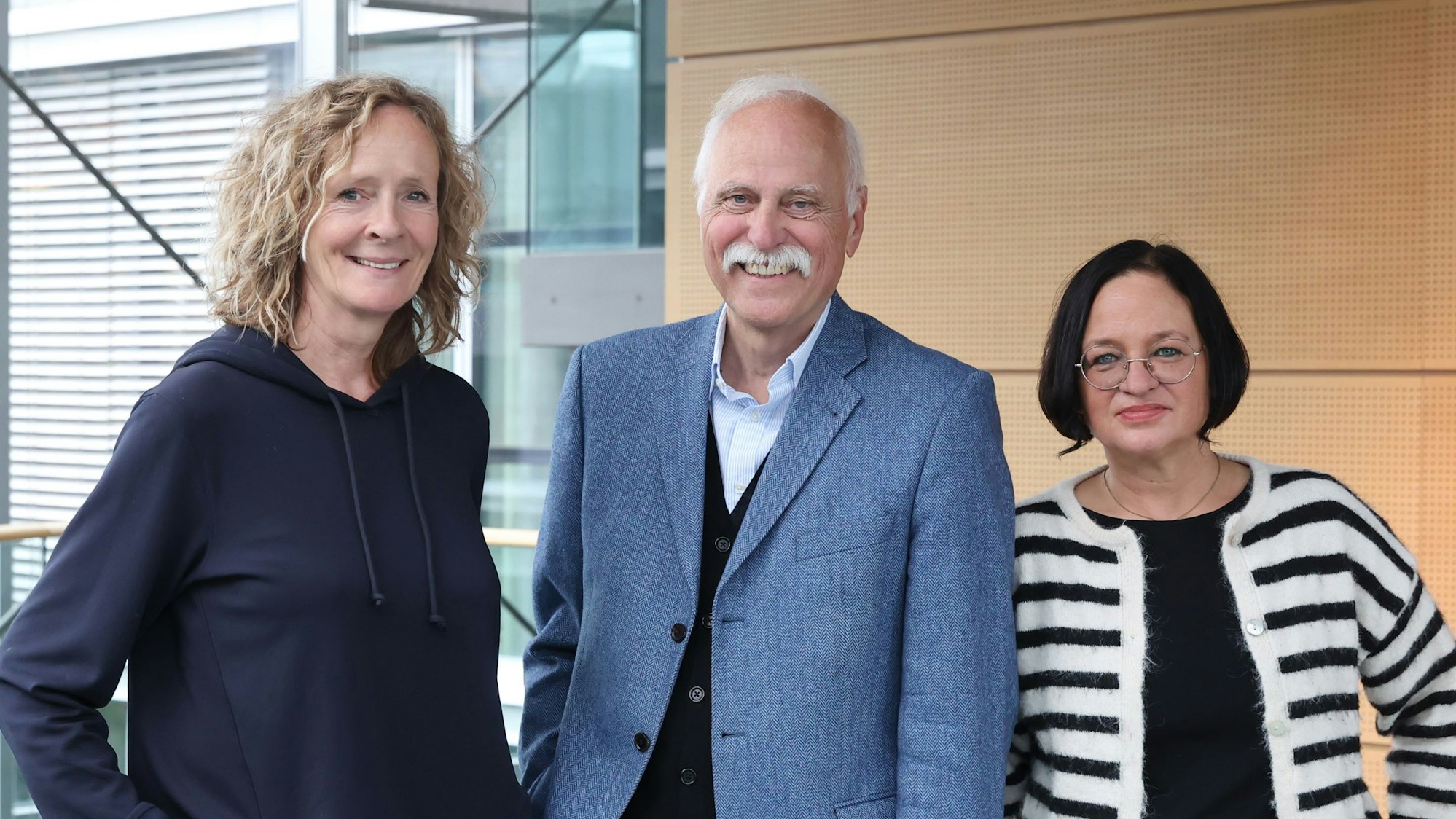 Isabella Neven DuMont (links), Herausgeberin und neu im „wir helfen“-Vorstand, verabschiedet Geschäftsführer Karl-Heinz Goßmann gemeinsam mit seiner Nachfolgerin Caroline Kron.