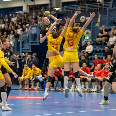 Viola Leuchter setzt zum Sprungwurf über die nordmazedonische Abwehr an.