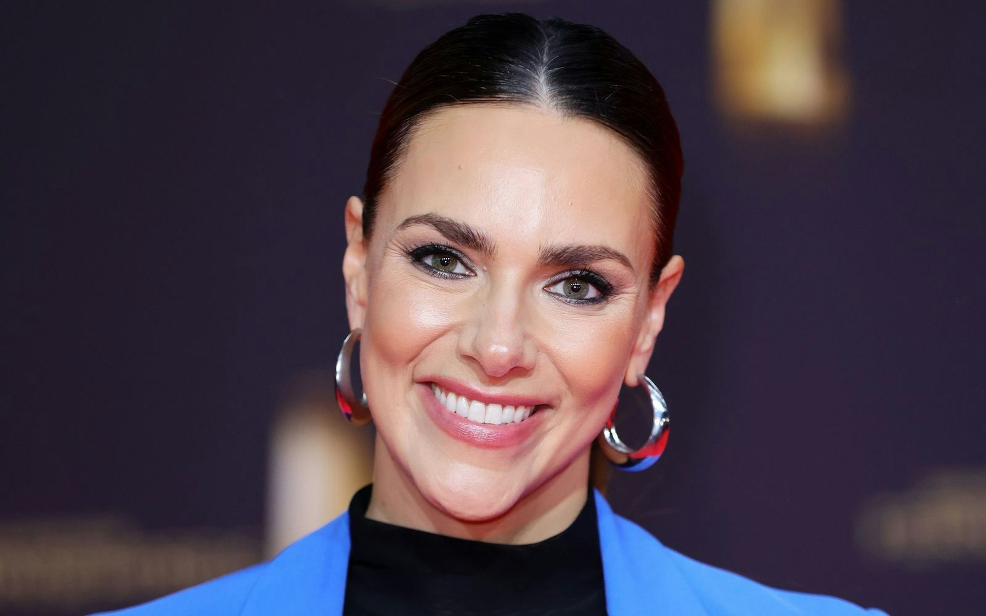 Raus aus dem Sportjacket, rein ins Abendkleid: Esther Sedlaczek (39) moderiert am Mittwoch, 22. Oktober, die Verleihung des Bayerischen Fernsehpreises (Pre-Show ab 17.00 Uhr, Preisverleihung ab 19.00 Uhr, im Livestream auf www.blauerpanther.com, die Aufzeichnung läuft ab 22.25 Uhr auf 3sat). (Bild: 2024 Getty Images/Joshua Sammer)