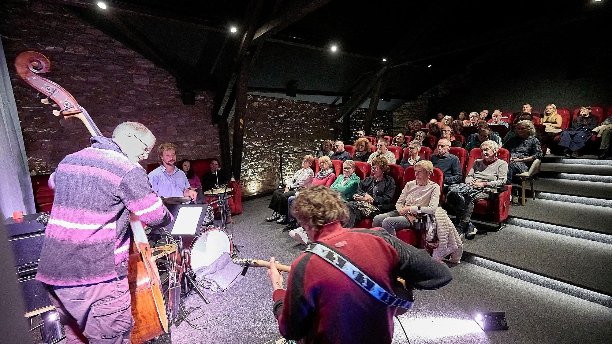 Das Bild zeigt die Band mit ihrem Publikum.