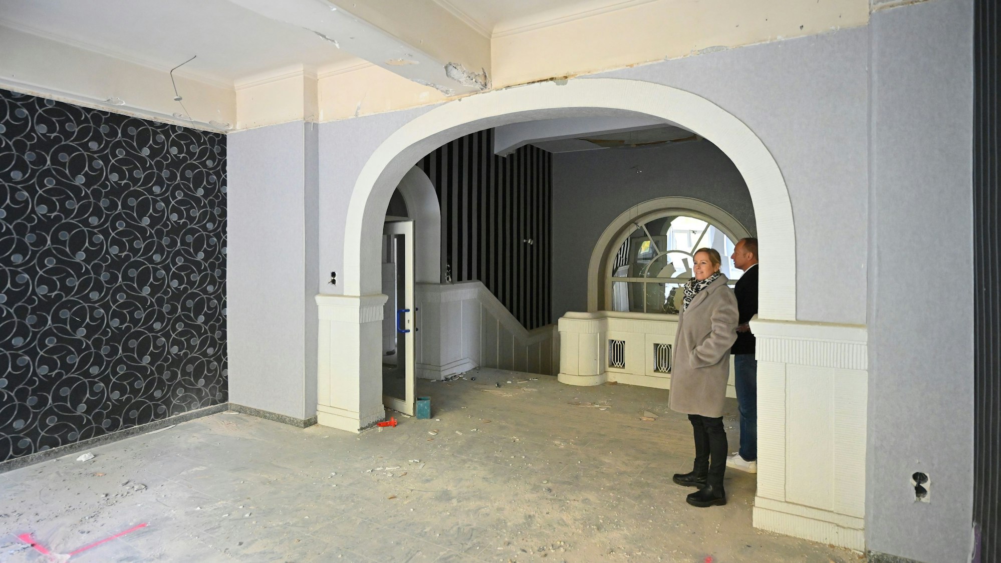 Der repräsentative Altbau mit viel Tapete.