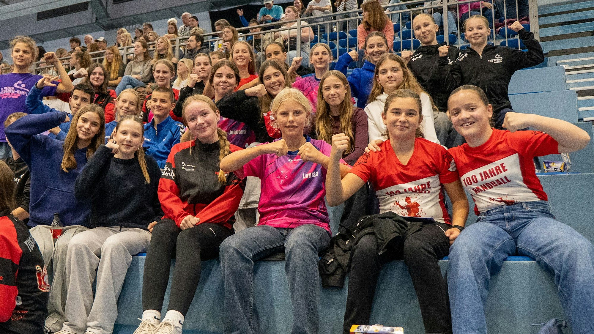 Die Mädchen recken die Fäuste und lachen in die Kamera.