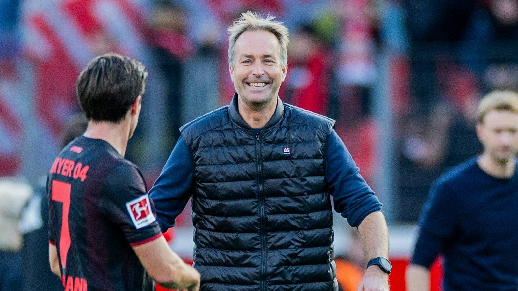 Jonas Hofmann (l.) und der sichtlich glückliche Bayer 04-Trainer Kasper Hjulmand (m.)