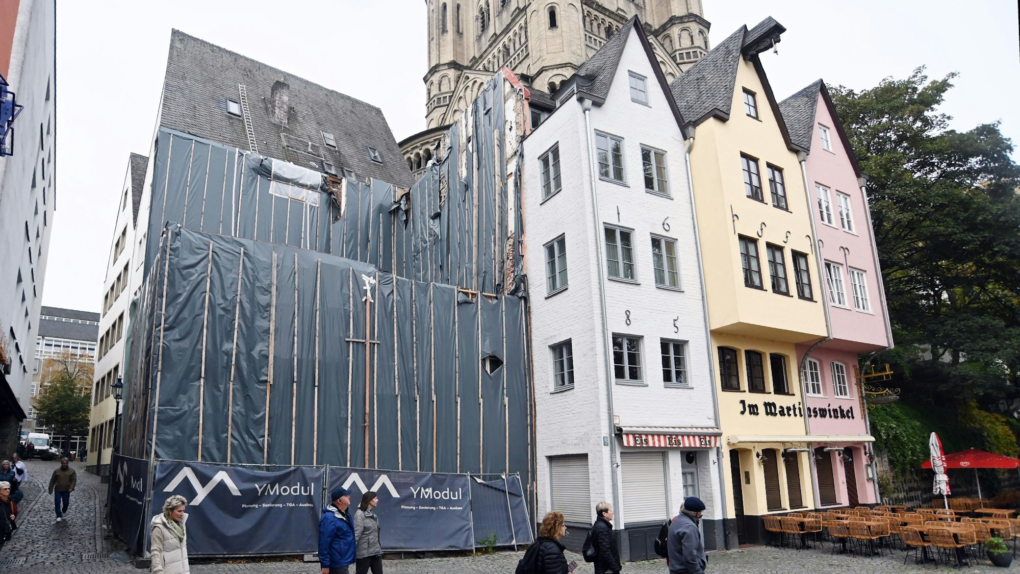 16.10.2025 Köln. Der Fischmarkt mit seinen bunten Giebelhäusern. Zwei der fünf Häuser mussten aufgrund von Schäden an der Bausubstanz bis auf das Erdgeschoss zurückgebaut werden. Foto: Alexander Schwaiger
