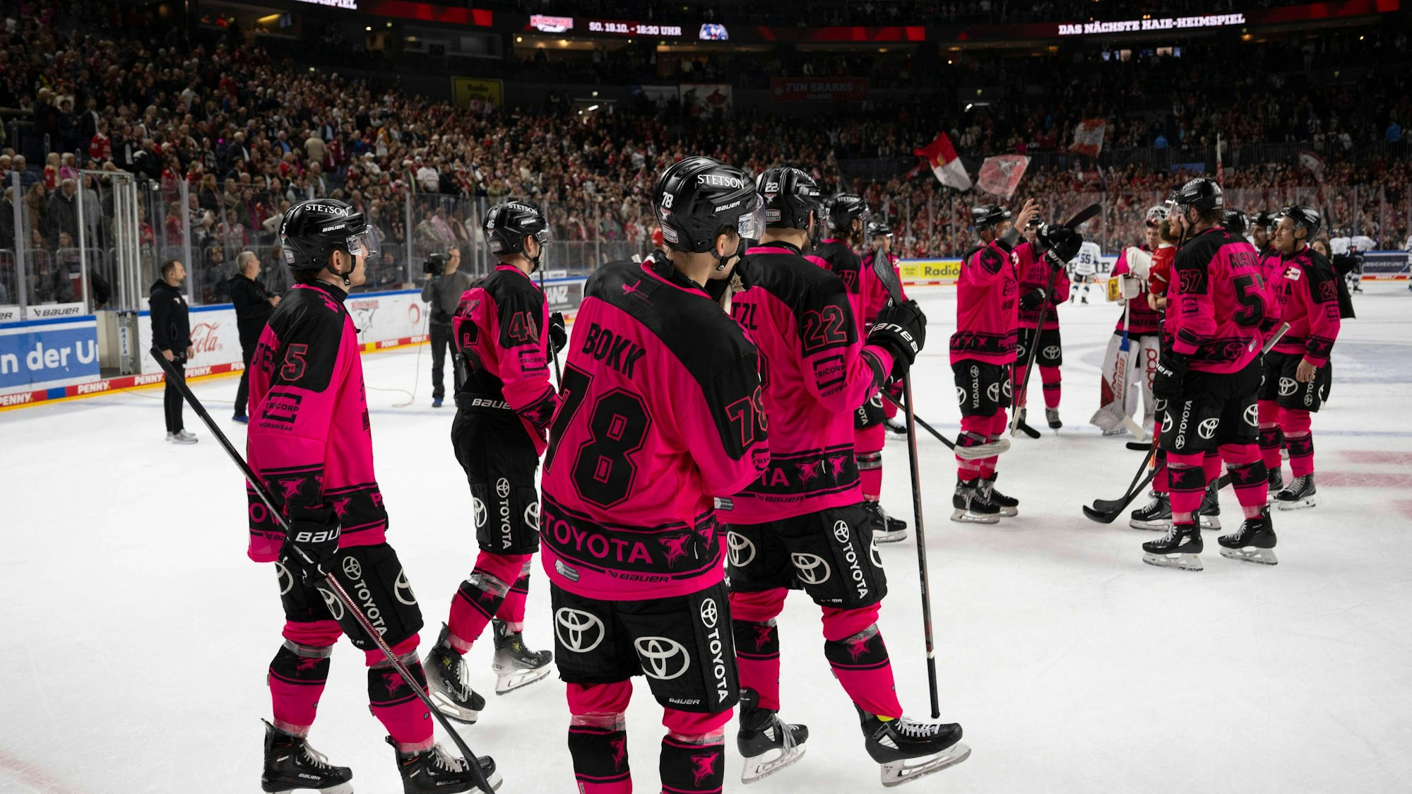 PENNY DEL 1 Kölner Haie - Iserlohn Roosters Köln, 12.10.2025 Robin van Calster Kölner Haie, Sturm, 5 Dominik Bokk Kölner Haie, Sturm, 78 Maximilian Glötzl Kölner Haie, Verteidigung, 22 PENNY DEL 1 Kölner Haie - Iserlohn Roosters am 12.10.2025 in der Lanxess Arena in Köln Deutschland. Copyright: xBEAUTIFULxSPORTS/AndreasxDickx
