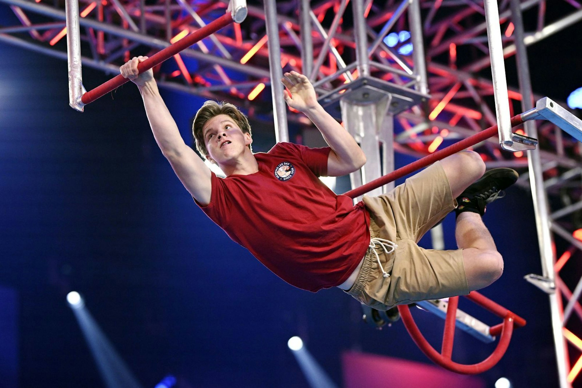 Der erst 16-jährige Elias Schmidt hatte seit Staffel eins von einem Start bei „Ninja Warrior“ geträumt. Nun durfte er endlich ran - und wie! Das Küken ging die ganze Strecke durch und buzzerte mit drittschnellster Zeit. „Wir merken uns mal den Namen“, waren Frank Buschmann und Jan Köppen aus dem Häuschen. Und Elias Schmidt noch mehr: „Ich liebe euch!“ (Bild: RTL / Markus Hertrich)