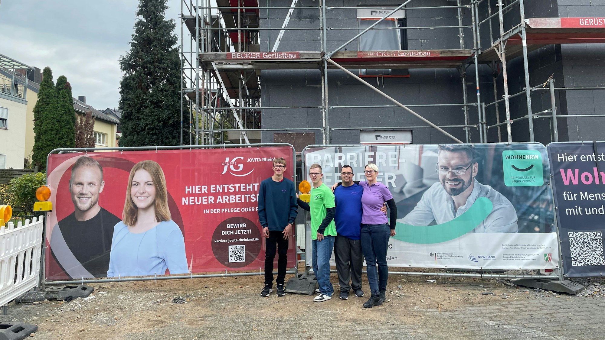 Finn, Tom und Moses mit Britta Engelhardt vor der Baustelle in Leverkusen-Rheindorf.