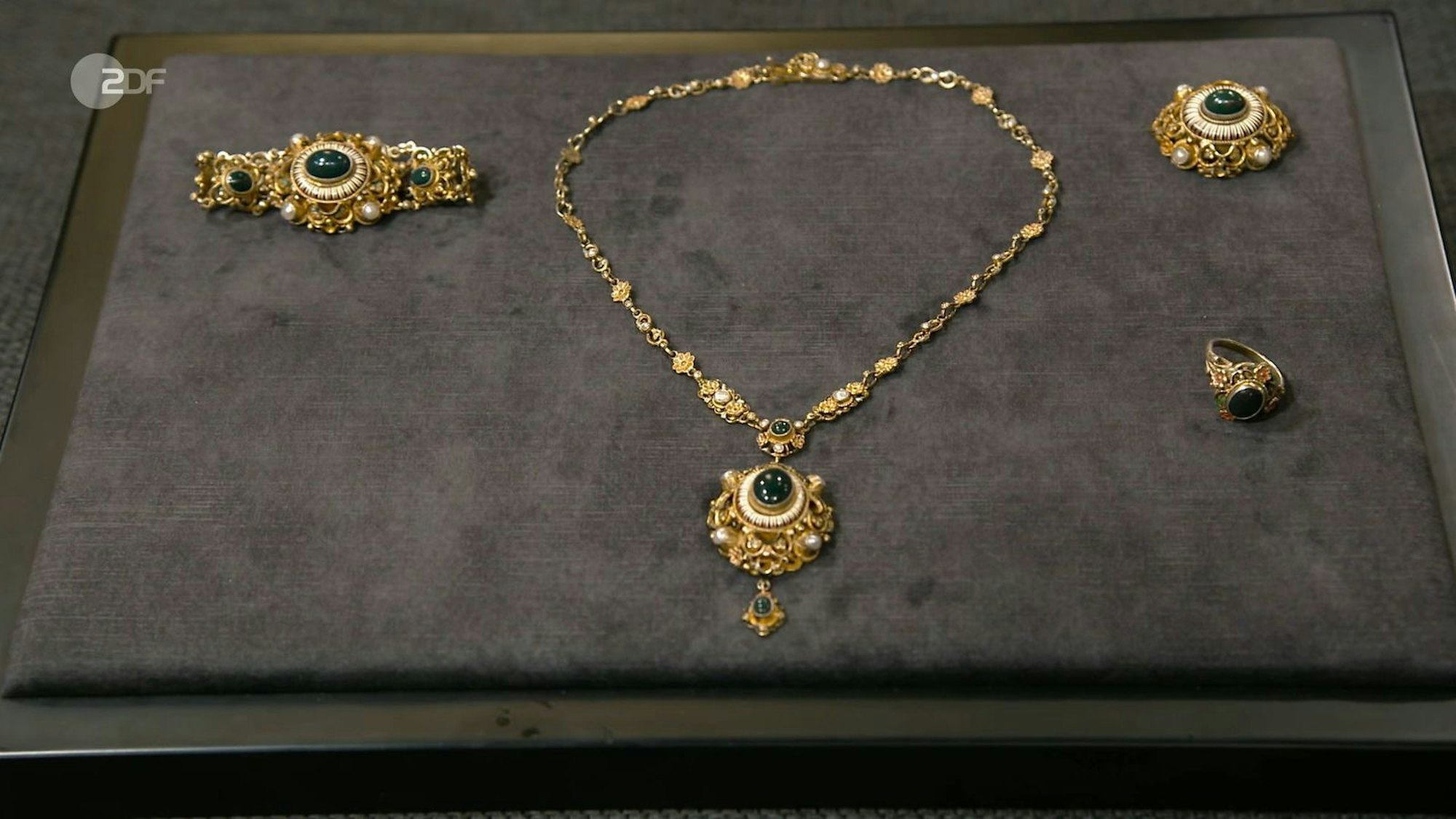 Das Schmuck-Ensemble aus Silber mit Perlen und Heliotropen wurde um 1880 oder 1890 hergestellt und von der Expertin auf 500 bis 700 Euro geschätzt. Friedrich Häusser kaufte den antiken Schmuck für 450 Euro.
(Bild: ZDF)