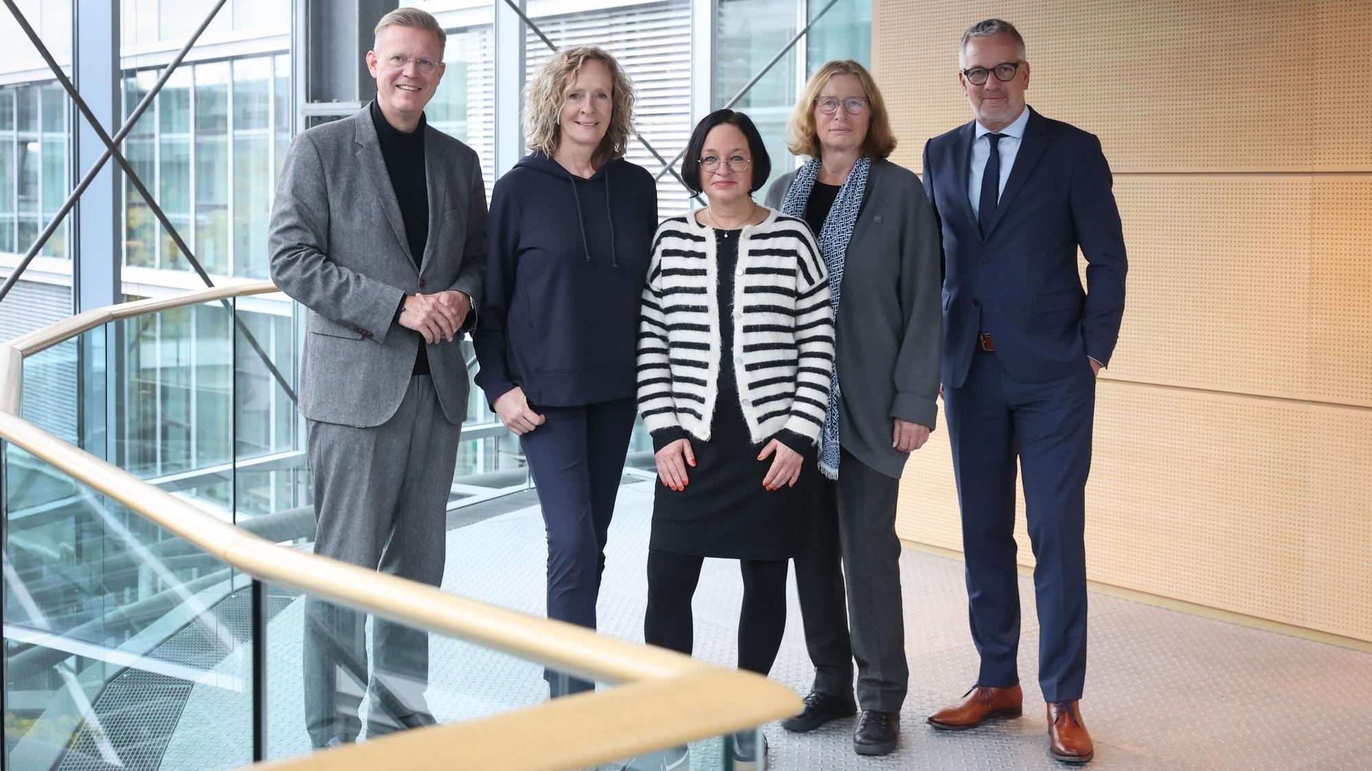 Der neue Vorstand von wir helfen e.V.: Dr. Dominik Meiering, Isabella Neven DuMont, Caroline Kron, Anne Lütkes und Christian Hümmeler