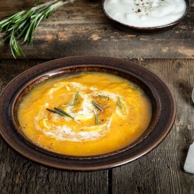 Kürbissuppe selbst machen: Das Rezept für den Herbstklassiker. Eva Gruendemann via www.imago-images.de