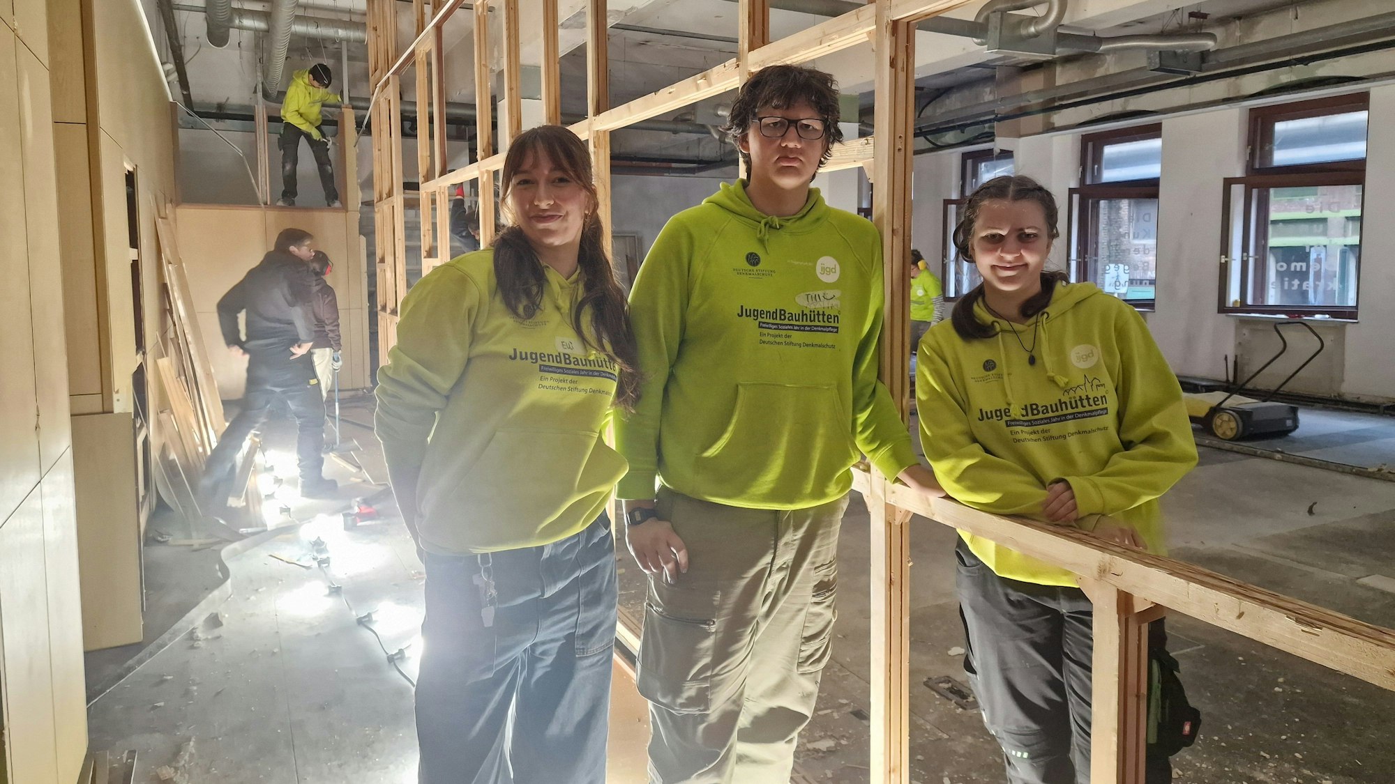 In der alten KHD-Personalabteilung in Köln-Mülheim tragen die FSJler die Wände und Decken ab - eine Lichterkette hilft provisorisch bei der Beleuchtung.