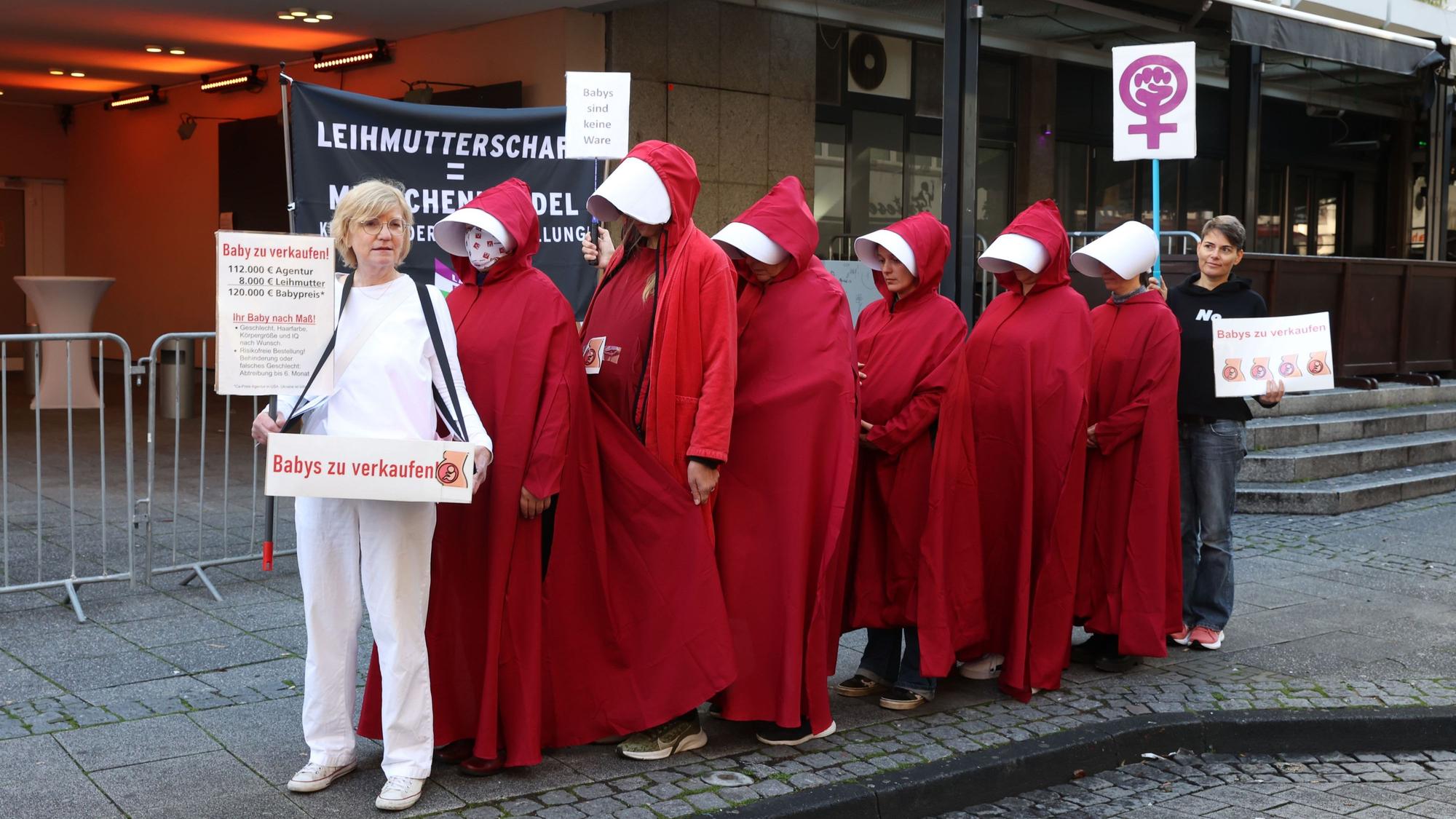 21.10.2023
Köln:
Protestaktion gegen Kinderwunschmesse, die in den Satorysälen statt findet.
Foto: Martina Goyert