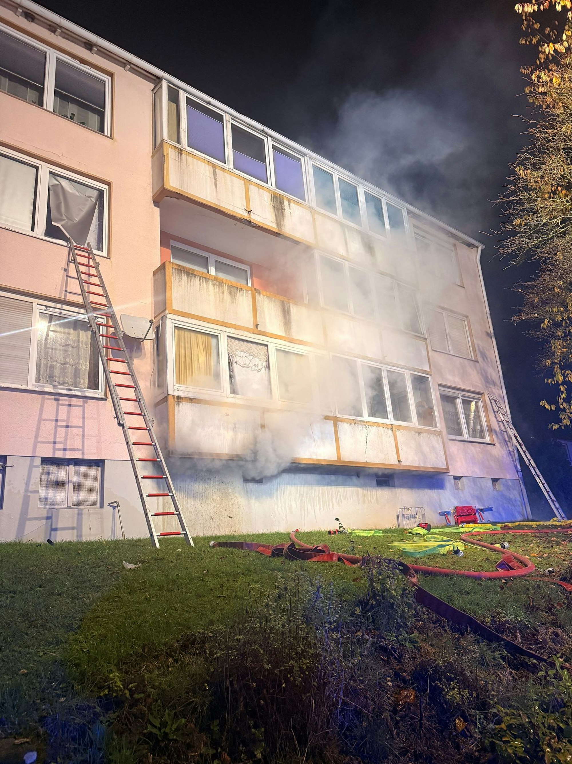 Aus dem brennenden Mehrparteienhaus sind 31 Menschen gerettet worden.