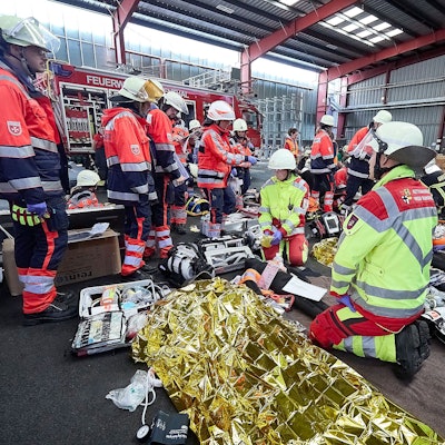 Das Bild zeigt einen Moment der Katastrophenschutzübung in Hellenthal. Zu sehen sind viele Rettungsdienstler.