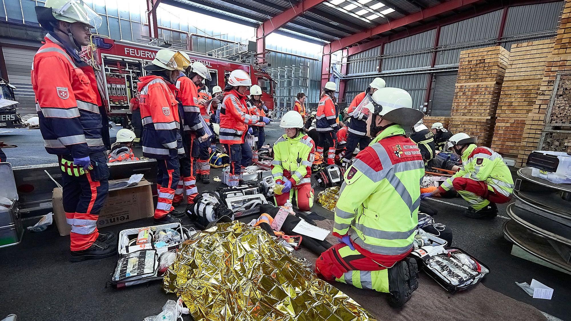 Das Bild zeigt einen Moment der Katastrophenschutzübung in Hellenthal. Zu sehen sind viele Rettungsdienstler.
