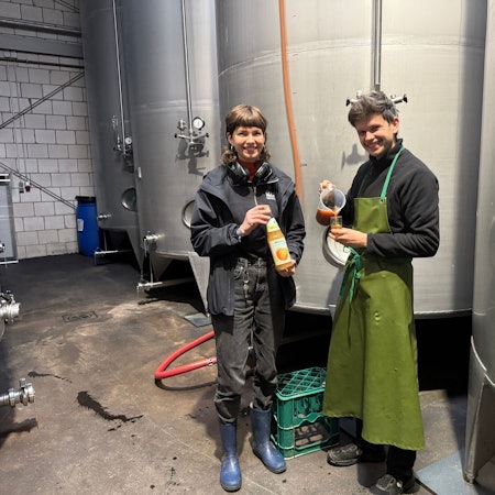 Sophie Weber und ihr Bruder Ruben freuen sich über die reiche Ernte. In der Nümbrechter Ortschaft Lindscheid führen sie die Fruchtsaftkelterei Weber in die vierte Generation.