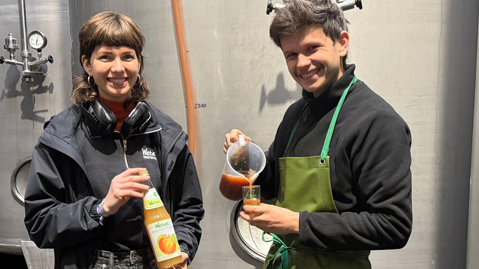 Sophie Weber und ihr Bruder Ruben freuen sich über die reiche Ernte. In der Nümbrechter Ortschaft Lindscheid führen sie die Fruchtsaftkelterei Weber in die vierte Generation.