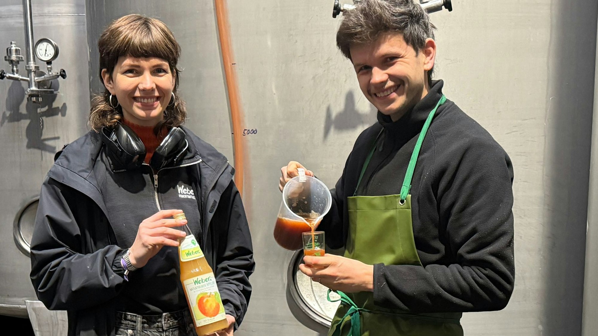 Sophie Weber und ihr Bruder Ruben freuen sich über die reiche Ernte. In der Nümbrechter Ortschaft Lindscheid führen sie die Fruchtsaftkelterei Weber in die vierte Generation.