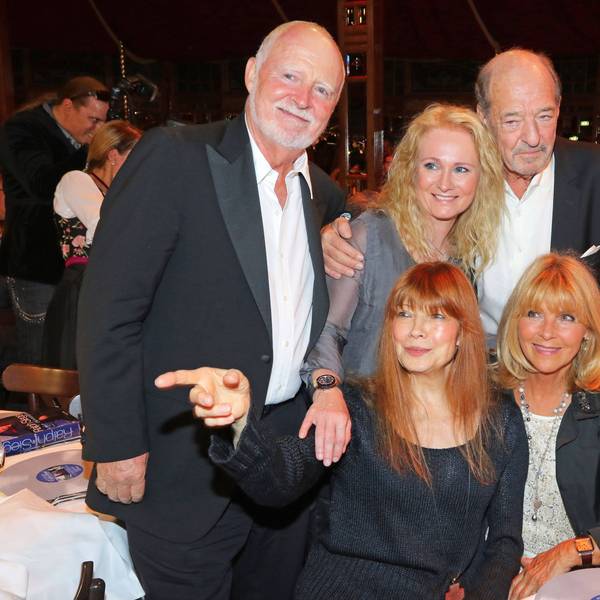 Bernd Meinunger (2. v. l.) mit Nicole (ESC 1982), Ralph Siegel, Katja Ebstein (ESC 1970, 1971, 1980) und Lena Valaitis (ESC 1981) bei der Feier zum 70. Geburtstag von Ralph Siegel im Schuhbecks Teatro in München, 2015.
